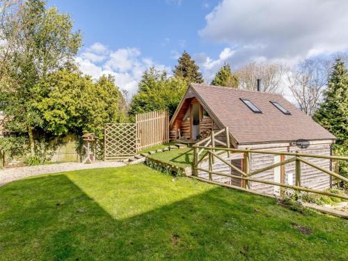 Ashton Under Hill Cabin | 2 Bed in Ashton -under- Hill oc-41827
