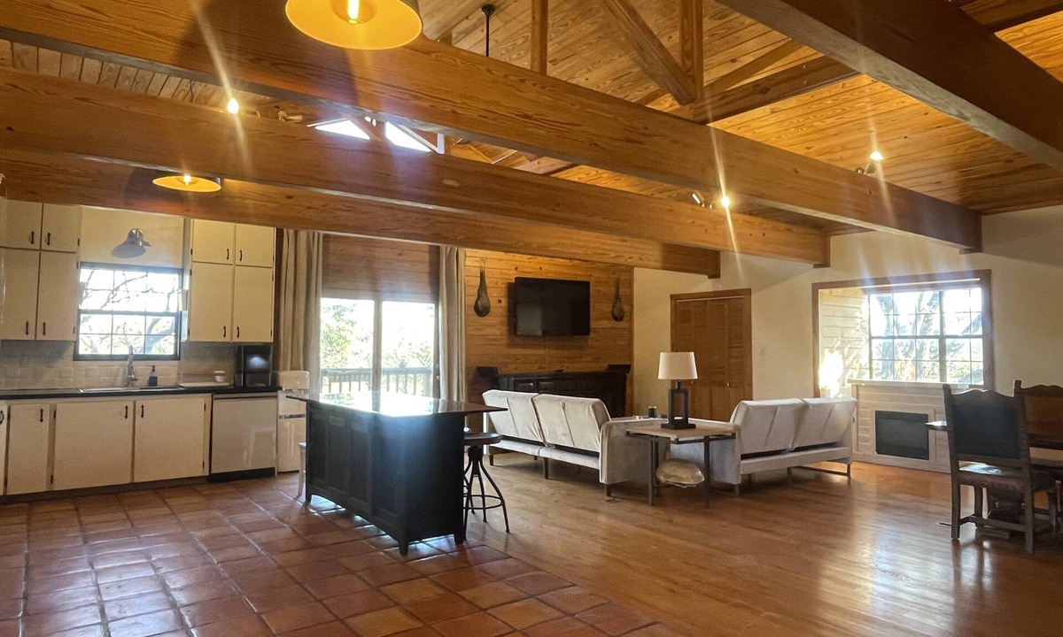 Leander House | A unique & private country setting, close to everything in North Austin!