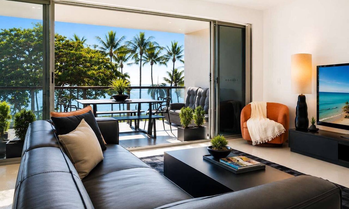 North Ward Apartment | Beachfront Bliss on The Strand 3BR Pool and Parking