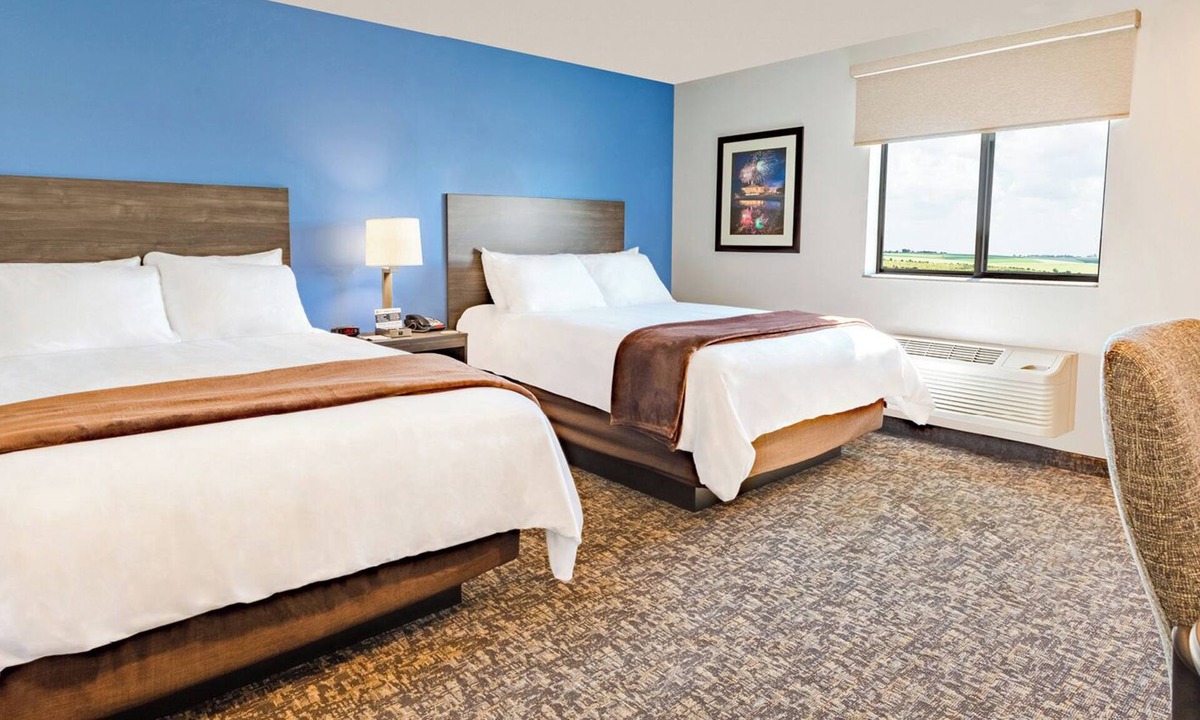 Deep Creek Hotel | Charming Double-Queen Room| Pets Are Allowed | Easy Highway Access