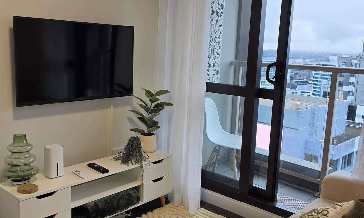 Grafton Apartment | Immaculate 2BDR Central City Chic Apartment