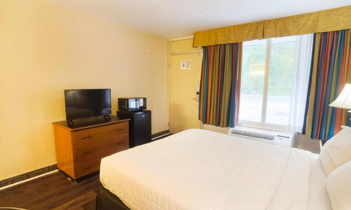 Harriman Apartment | King Bed | Non Smoking | Harriman