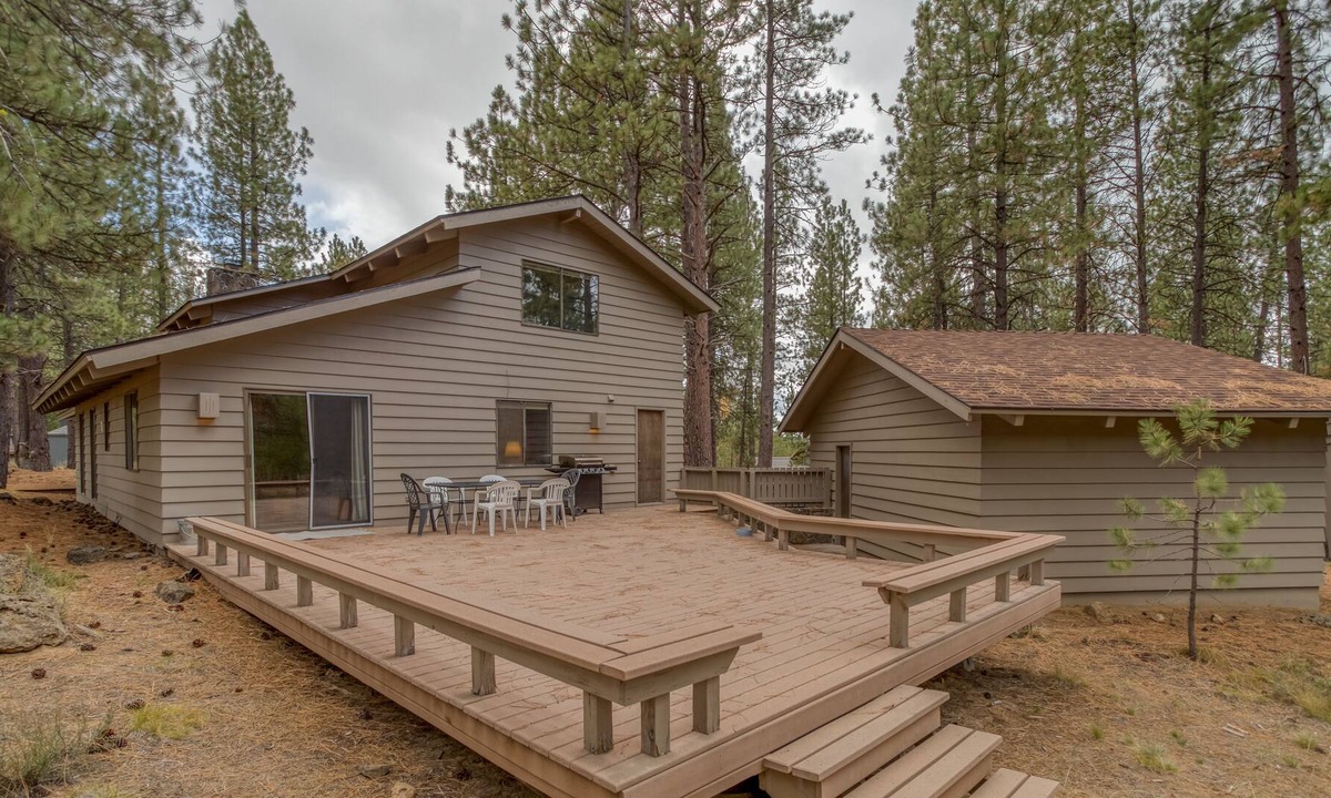 Overlook Park House | Rustic Cabin in Sunriver with Modern Amenities and SHARC Passes!