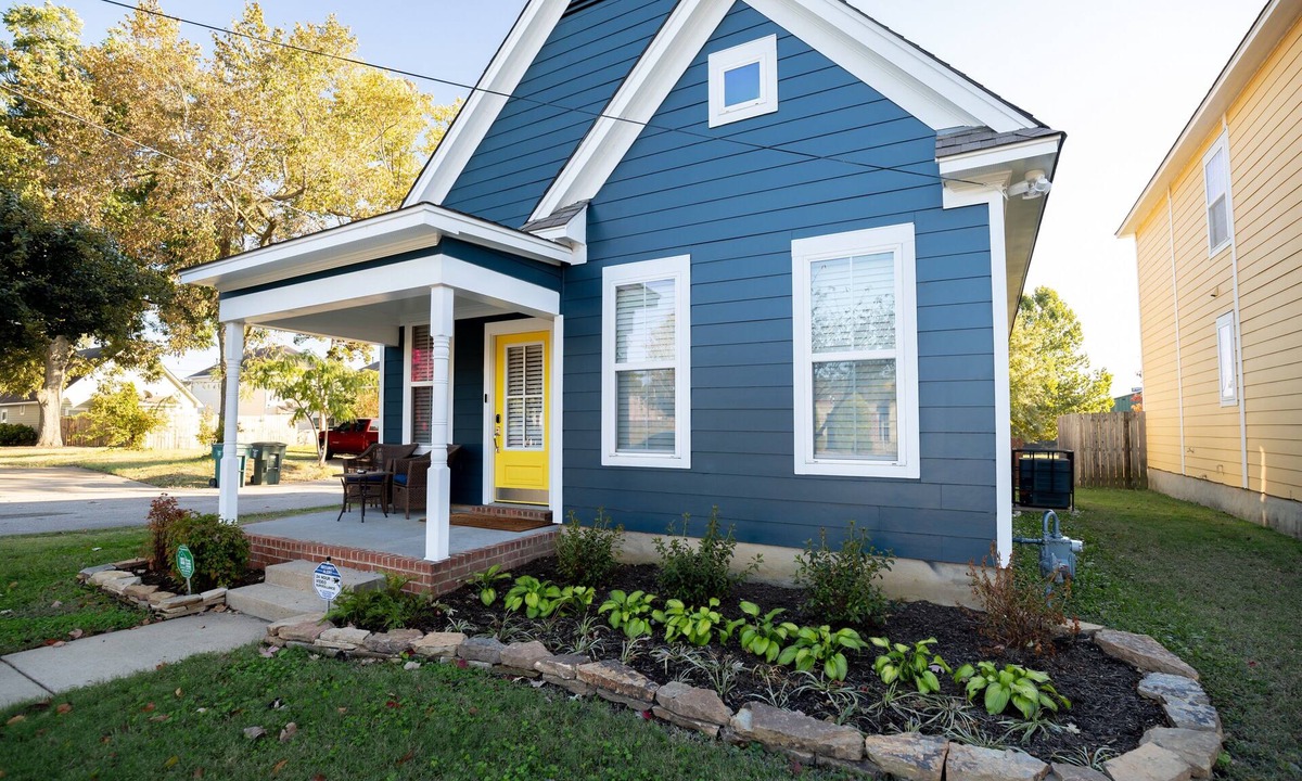Pinch District House | Single Story - 2 Min to St. Jude - Fenced Patio
