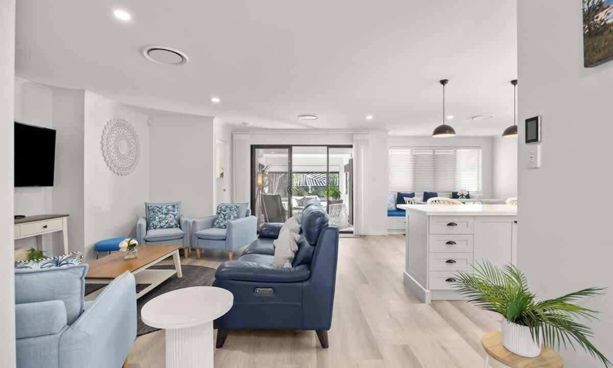 Parrearra House | Waves Retreat - Coastal Style Home near Warana Beach