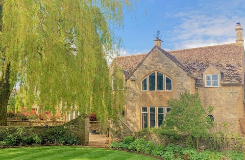 Lechlade Villa | Abbeville Barn - Four Bedroom Villa, Sleeps 11