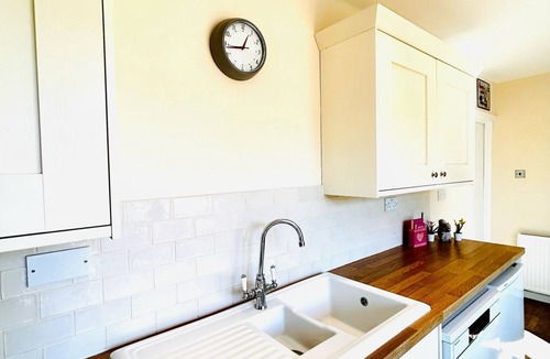 Alcester House | Beautiful, fully equipped, pet friendly 3 bedroom house in Shakespeare County.