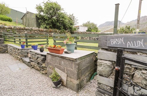 Tanygrisiau Cottage | BRYN ALUN, character holiday cottage, with open fire in Tanygrisiau
