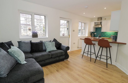 Penisarwaun Cottage | BWYTHYN YR WYDDFA, pet friendly in Llanberis