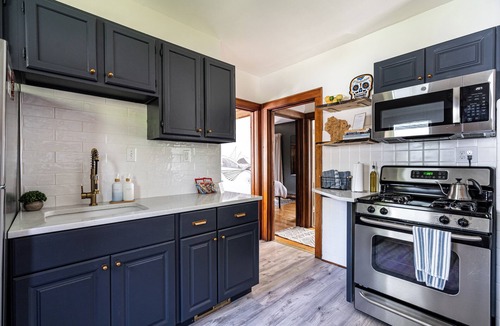 Milwaukee House | Charming Riverfront Home l 4 BR l King Beds I Free Parking I Outdoor Haven