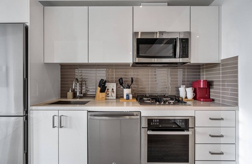 Connaught Apartment | Exquisite Style | POOL, VIEWS & PRKG | Sleeps 4