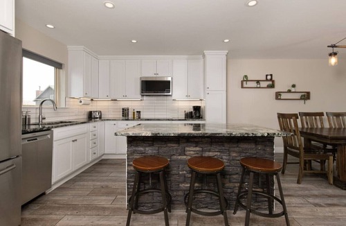 Big Sky Villa | Gorgeous Vacation Chalet: Hot Tub, Wood Stove