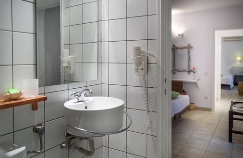 Kanapitsa Villa | Luxury Villa Skiathos | Two-Bedroom Suite Dyo | Vromolimnos