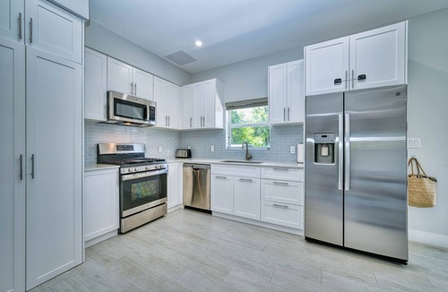 West Bay Apartment | Modern 2 Bed walking distance to the beach