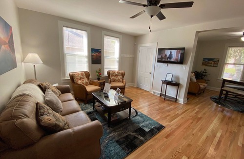 Racine House | New Sunset! Pro Cleaned, Self Check in - Sleeps 8