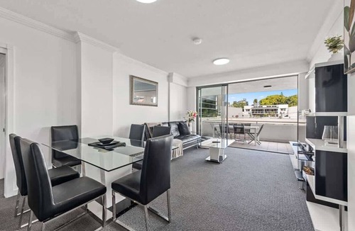 Bowen Hills Apartment | Prime Position! 3Bed/2Bath/1Car ~ 10mins to CBD