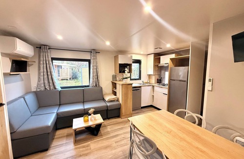 La Garde-Freinet House | Relaxing break in Saint-Tropez: spacious 3-bedroom mobile home + large terrace