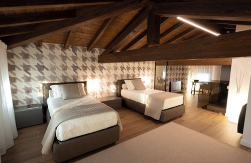 Caronno Pertusella Hotel | Roof Suite - Castello il Codirosso Accomodation Hotel