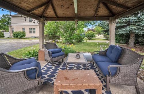 Des Plaines House | Serene & Charming 5BR Des Plaines Getaway