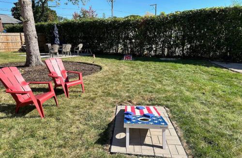 Russell Apartment | Spacious 4 bed Apt with 2 Living Areas Near Downtown