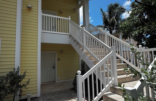 Bailey Town Apartment | Sunshine studio villa optional gull car rental