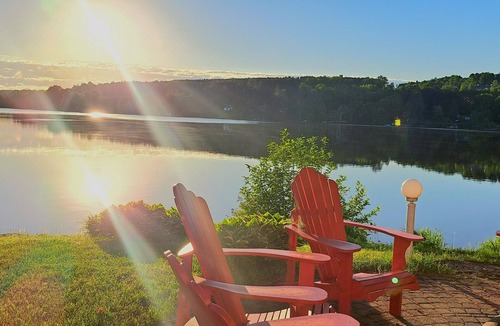 Lac-des-Plages Ski Chalet | Waterfront Getaway with a Spa Family-friendly chalet that sleeps 11