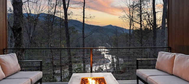 22-Acre Riverfront Estate: Beach, Hot Tub, Pets