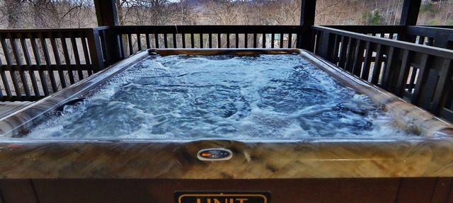 2BR, close to Dollywood, hot tub!