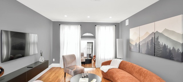 4BD 2BA Spacious Duplex W/Parking. Walking Distance to MBTA & Restaurants in Boston
