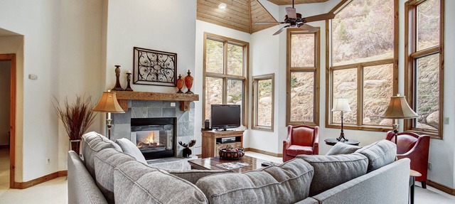 4BR/4BA Private Rustic Home in Arrowhead - Quick Shuttle to the Lift! in Edwards