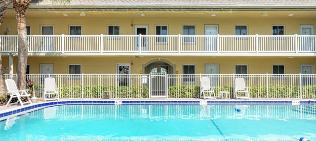 5 star newly renovated condo 3 min. walk to the beach, bars, food & transport