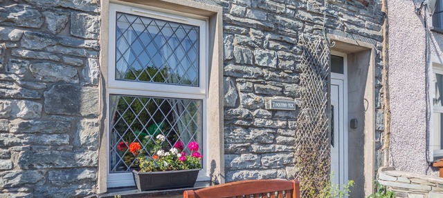 7 DOLYDD TERRACE, pet friendly, with open fire in Tanygrisiau