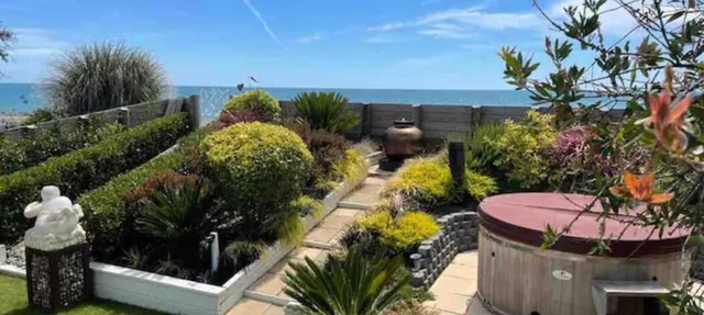 Absolute Beachfront Oasis with Sea Views & Hot Tub in Ruby Bay