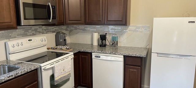Adorable fully remodeled Suite with Kitchen and office area in Everett