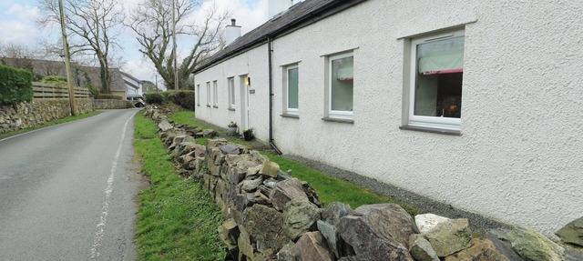 AEL Y BRYN, pet friendly, character holiday cottage in Menai Bridge