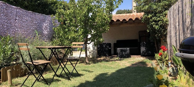 Air-conditioned cabana with Mediterranean garden 9 minutes from the sea