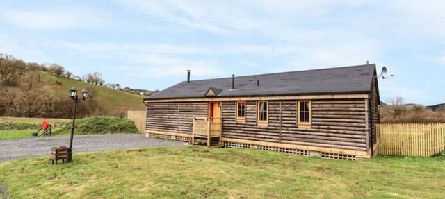 Alpaca-6 berth, dog friendly cabin with hot tub