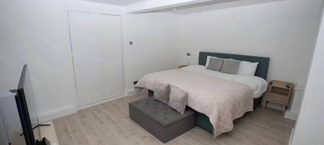 Basement Flat Sleeps 3 with Patio