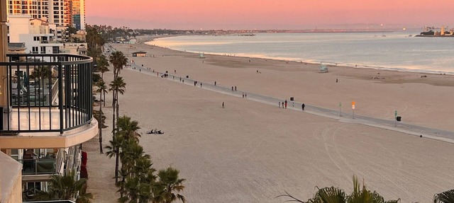 Beach front Condo with Direct access to the beach in Long Beach