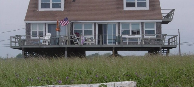 Beachfront 6-bedroom cottage, Step right onto the beach! 30 min. to Newport.