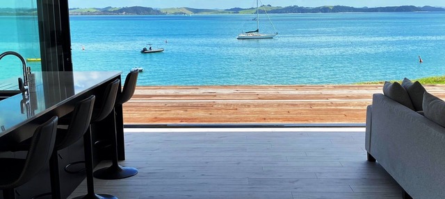 Beachfront Luxury Villa - Infinity Sea Views, Spa Pool, Kayaks near Russell