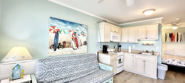 BEACHSIDE COMMUNITY 2nd Floor Private Beach Access Pool Kitchen BBQ Grills in Atlantic Beach