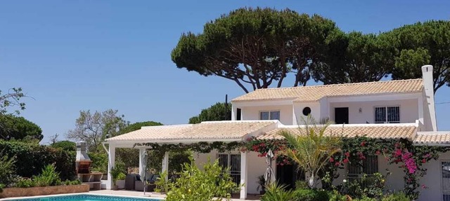 Beautiful detached villa,four bedrooms, private heatable pool,in a tranquil area