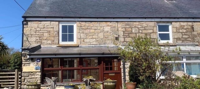 Beautiful granite cottage with parking and garden. Near the coast. Dogs welcome.