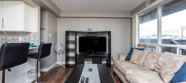 BIG KITCHEN, CHIC BREAKFAST BAR, NEAR DOWNTOWN SHOPS & C-TRAIN, WALK EVERYWHERE in Calgary