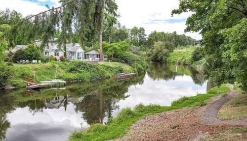 Bothell River house in Bothell