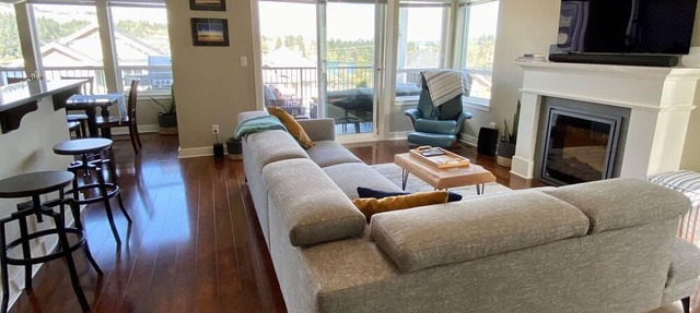 Bright, spacious, central Lakeview home in Langford