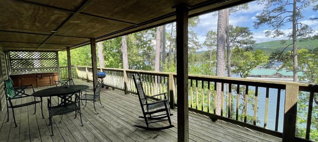 C8, Two bedroom, two bath log-sided, lake view luxury cottage with hot tub in Mount Ida