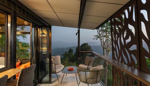Cabane Treehouse Retreat with Mountain Views in Beechmont