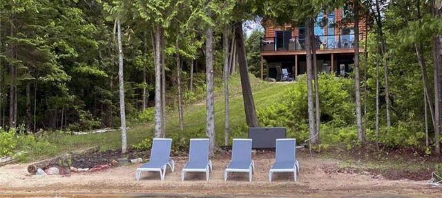 Chalet Hummingbird on the Lake with Private Beach and Hot Tub